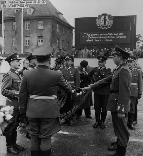 Vereidigung der ersten Soldaten der Nationalen Volksarmee (NVA)  (30. April 1956)